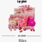 lucky model lip gloss – brillo labial con llavero pompo